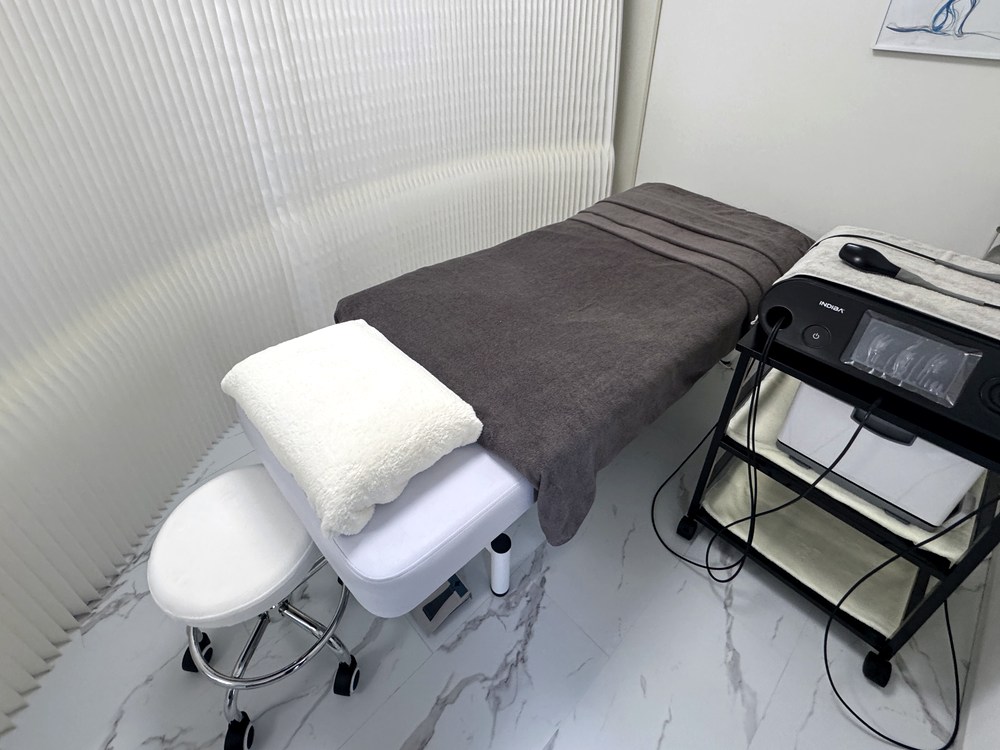INDIBA Salon Cera 施術ルーム（フルフラットベッド）